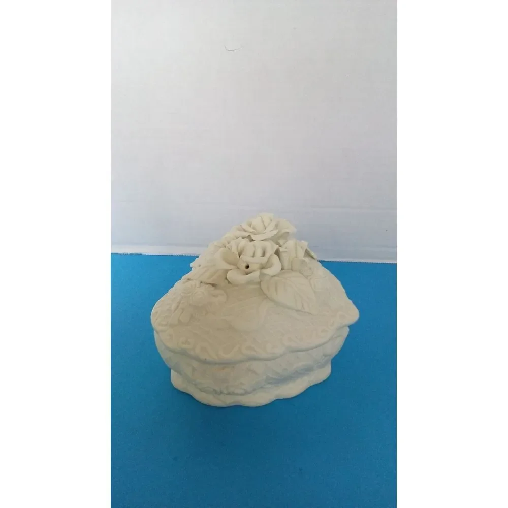 Vintage Heart-Shaped‎ Ceramic Trinket Box with Rose Detail Decorative Storage